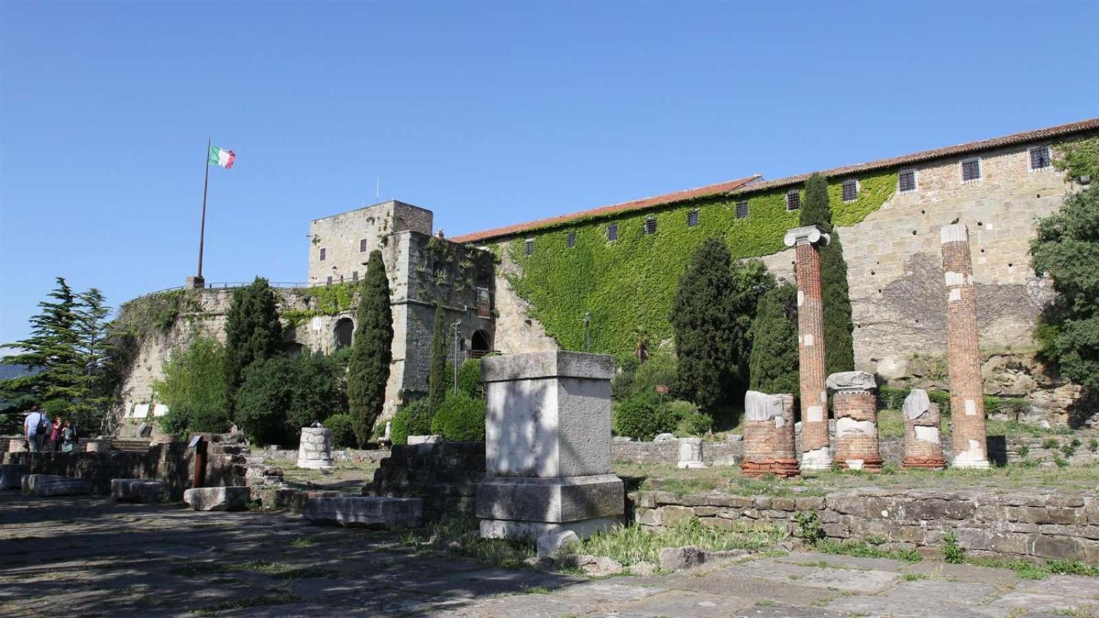 Appartamento Al Castello Triest Exterior foto