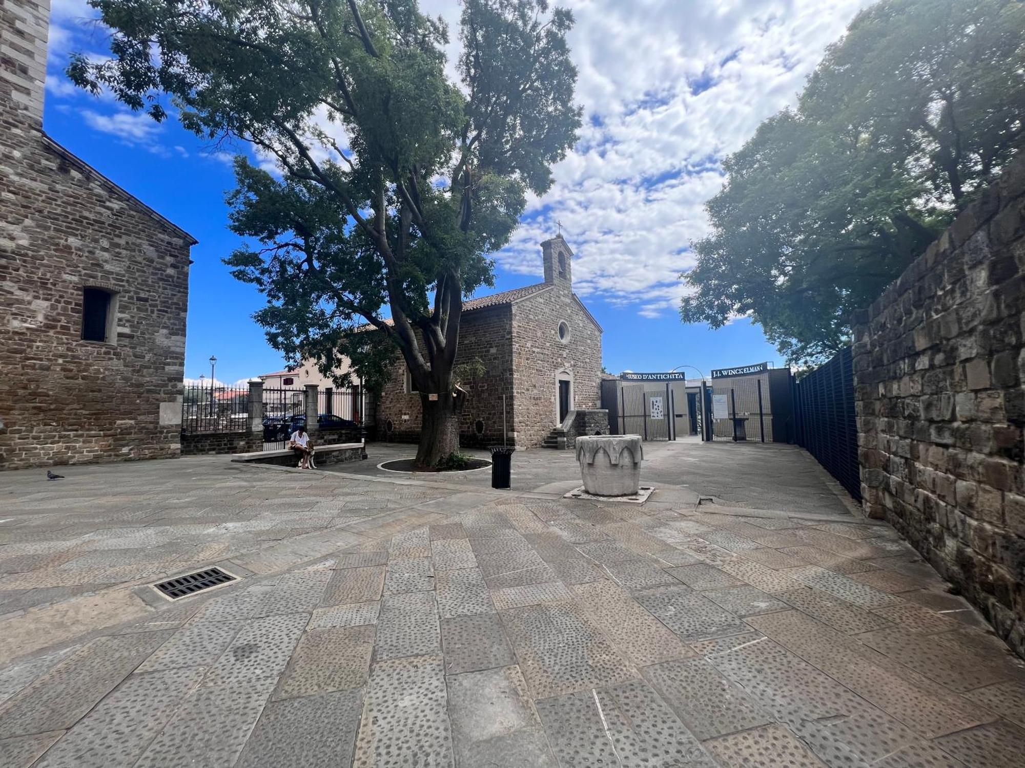 Appartamento Al Castello Triest Exterior foto